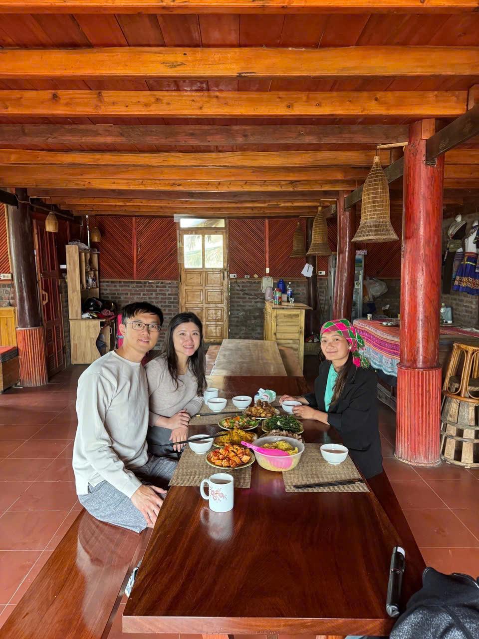 Sung sharing lunch with guests