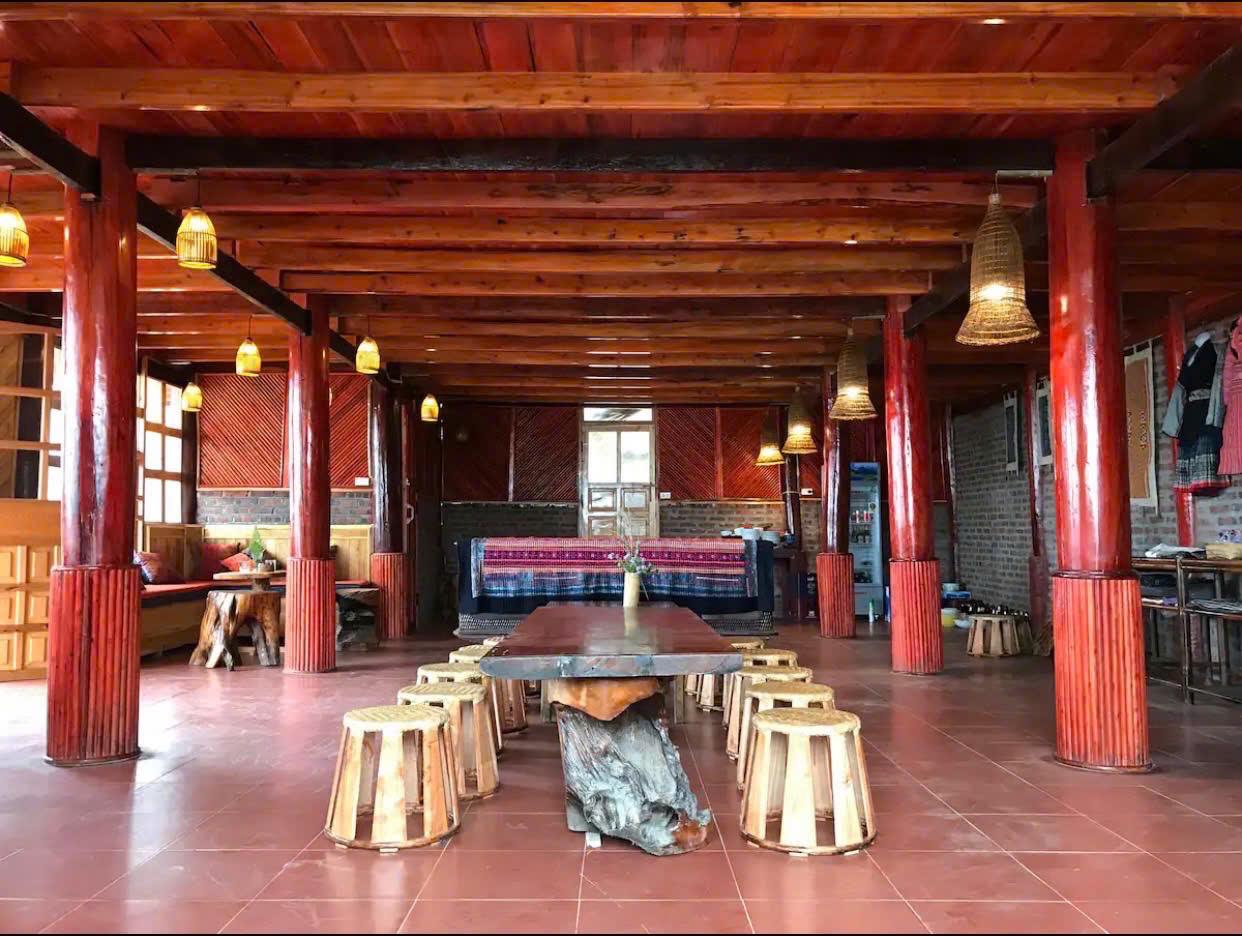 The dining hall at Sung's home